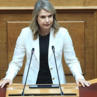 Μιλένα Αποστολάκη: «Υπηρετείτε ταυτόχρονα την αισχροκέρδεια, την ανισότητα και την αδιαφάνεια, δηλαδή ένα δόγμα με το ονοματεπώνυμο Κυριάκος Μητσοτάκης»